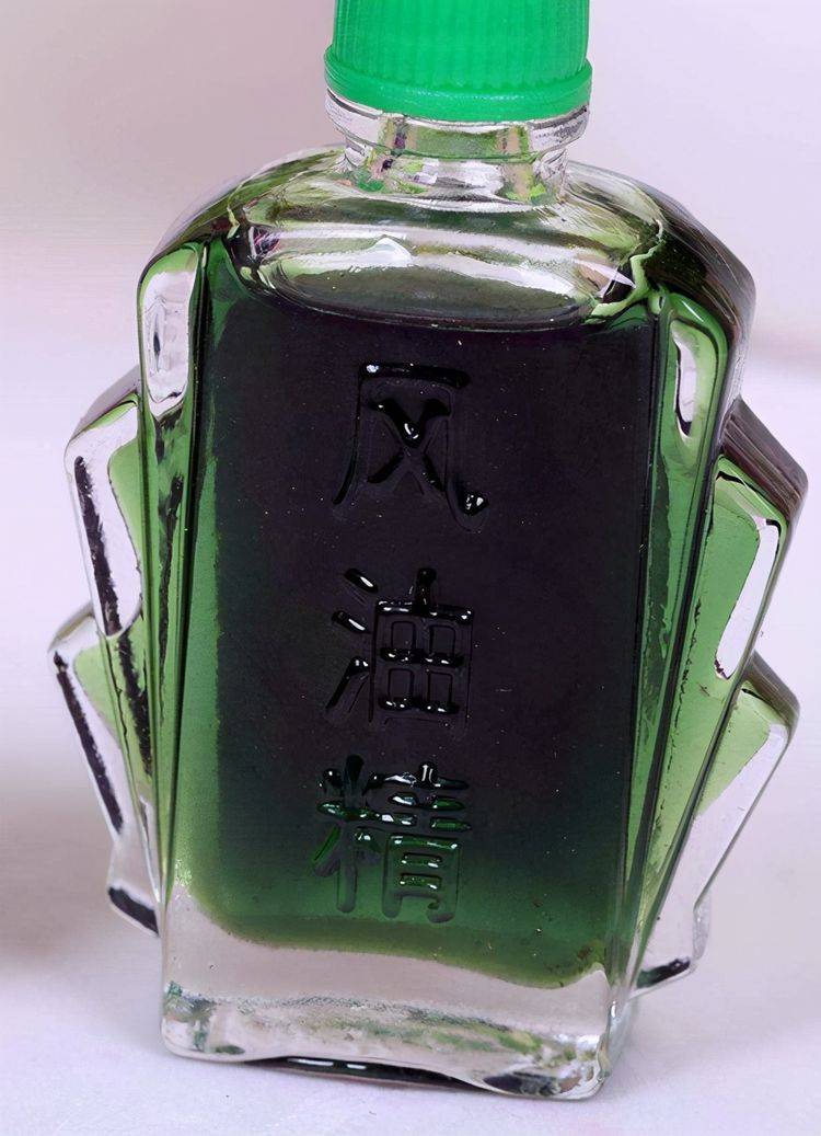 第七种，风油精。同样是家里常见又实用的物品，且药剂本身就有驱蚊、镇