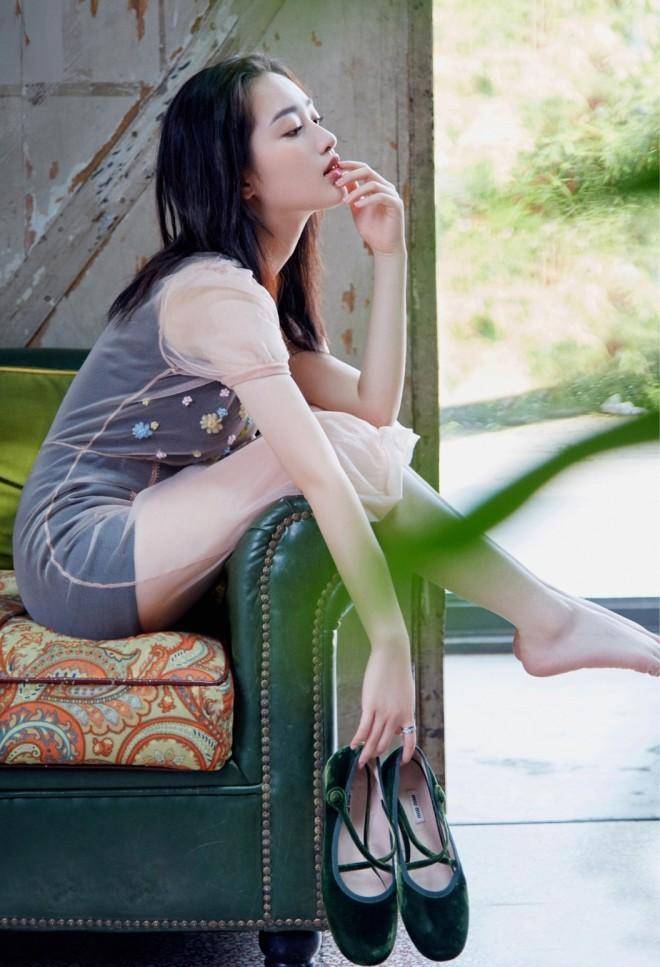 华》和《无名之辈》等电影,得到了演员前辈们的一致夸赞,她就是邓恩熙