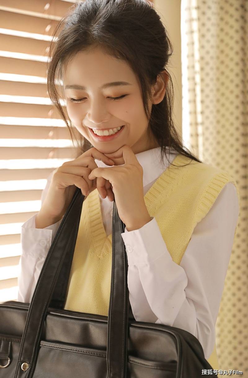 性感美女时尚写真长发少女校花学生服短裙笑容可爱清纯甜美迷人