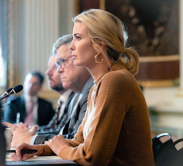 第一千金伊万卡展现曼妙曲线骑摩托样子超美长发飘飘