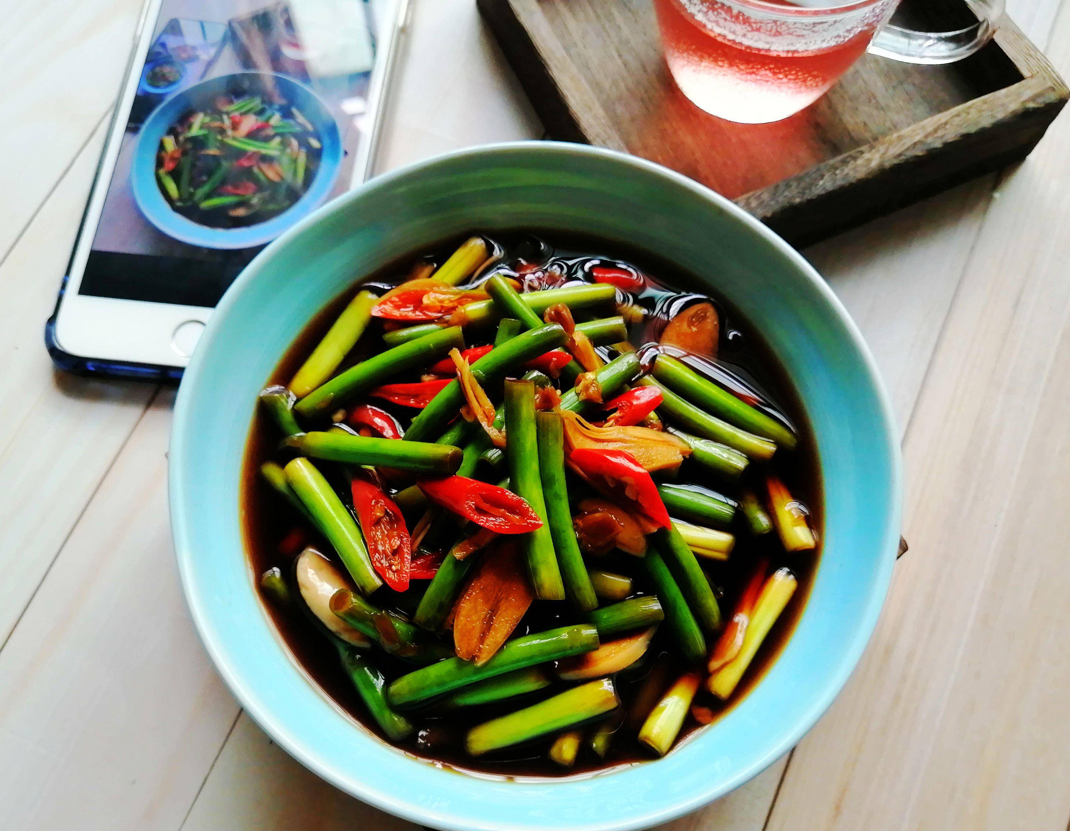 腌蒜薹好吃有窍门做好这一步爽嫩入味不辣口两天不吃馋得慌