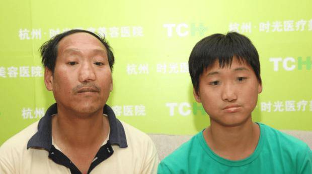 网友晒爸妈照片,并配文道:谢爸妈不用整容之恩_父母