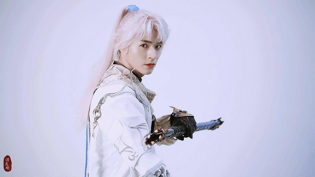 龚俊爆红后代言数量大增,这次是游戏,白发造型太绝了!