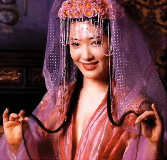 杨思敏1995年在电视剧《新潘金莲》中饰演潘金莲一角,以最为性感的