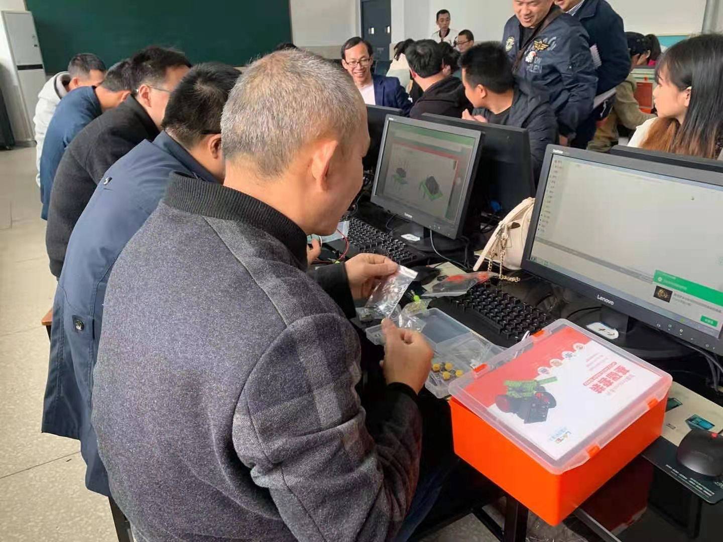 隆昌市第二期小盖茨机器人项目培训会顺利举行