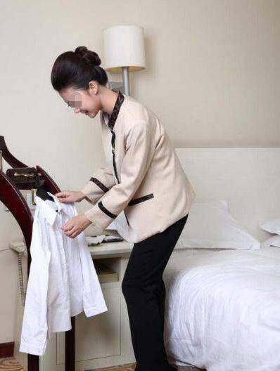 富豪在四星酒店包下一间房，清洁人员：每次都带不同的女生过来！