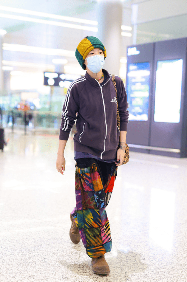窦靖童的时尚感真自我,穿夹克配印花裤,造型看着土但也真个性