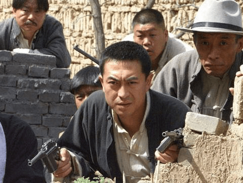 还记得我第一次认识他的时候,是在他出演的抗日电视剧《双枪李向阳》