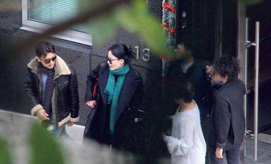 王菲谢霆锋近况被曝 手牵手的姿势几十年不变 同回女方豪宅 仙人