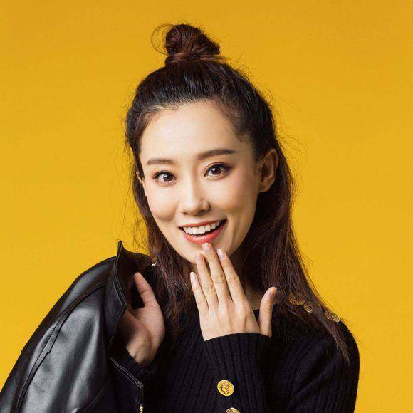 你好李焕英张小斐大热扯肩带再热搜原来端庄也可以作好谐星