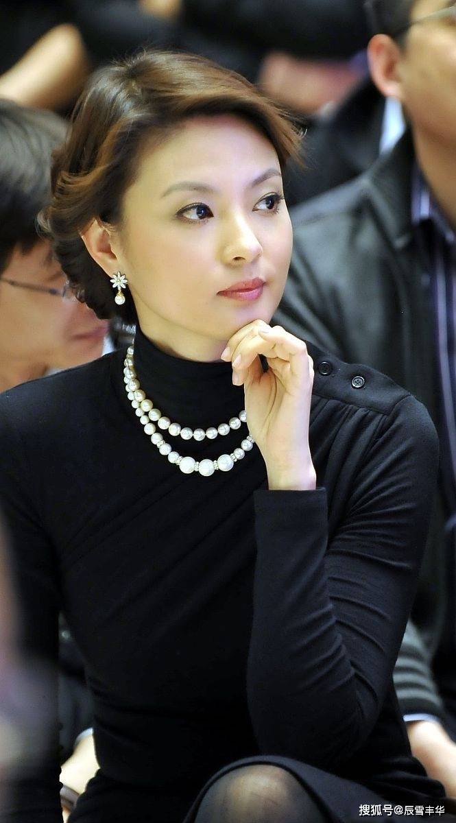 原创刘芳菲身材好穿衣也自信,纯色连衣裙 修身剪裁,大气又显女人味