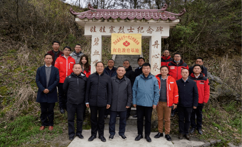 毛振华一行瞻仰娃娃寨纪念碑4月6日,毛振华一行与