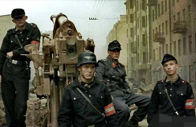 一部分是希特勒的警卫部队,虽然武装党卫军的"警卫旗队"师被调到