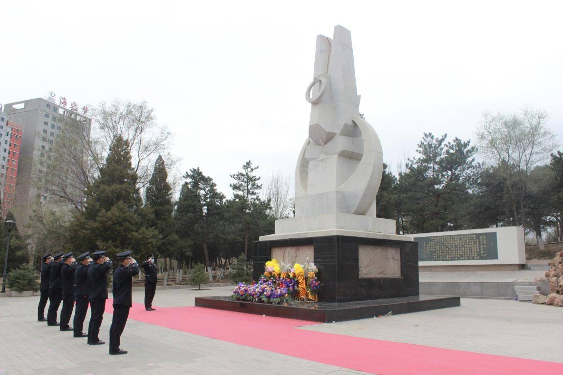 随后,阜新南车站派出所青年民警参观了"三一八红色主题公园,通过学习