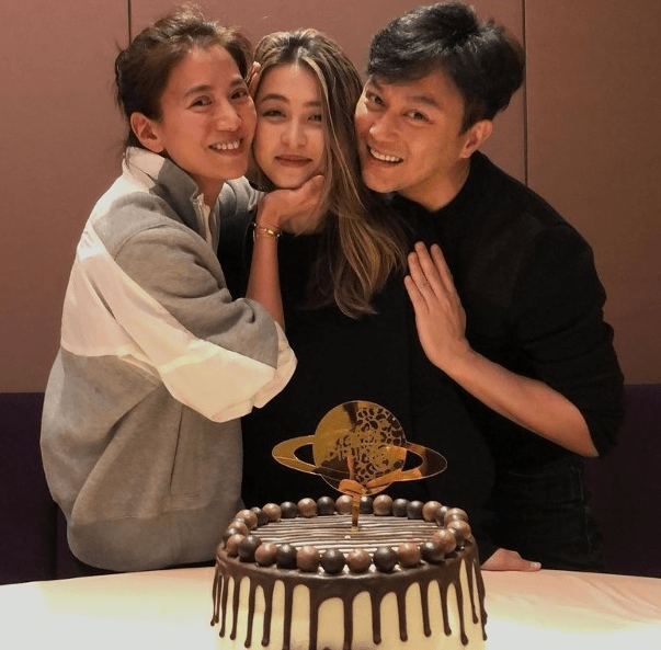 原创张智霖夫妇夹吻漂亮小外甥，没生二胎的袁咏仪把她当亲闺女宠爱