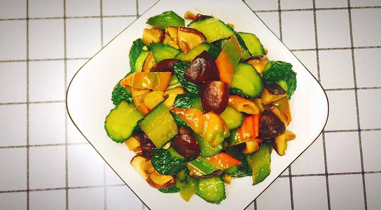 清香味美营养丰富的黄瓜炒香菇的家常做法口感脆嫩开胃助消化