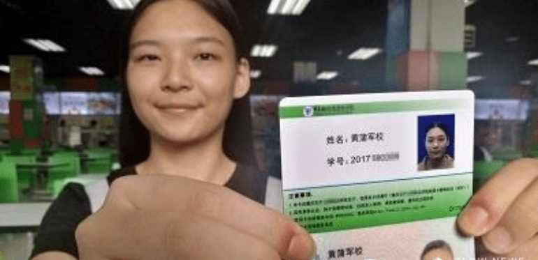 高中生因 名字 走红,与中国最著名的军事学校重名,很是霸气