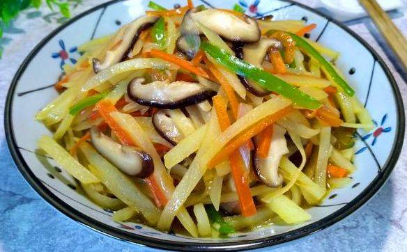 用料:土豆1个,香菇适量,胡萝卜半根,青椒半个,生抽,蚝油,白糖少许