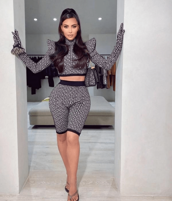 卡戴珊离婚放飞自我穿绿裙子遮不住肌肉腿搂男友人脖子不避嫌