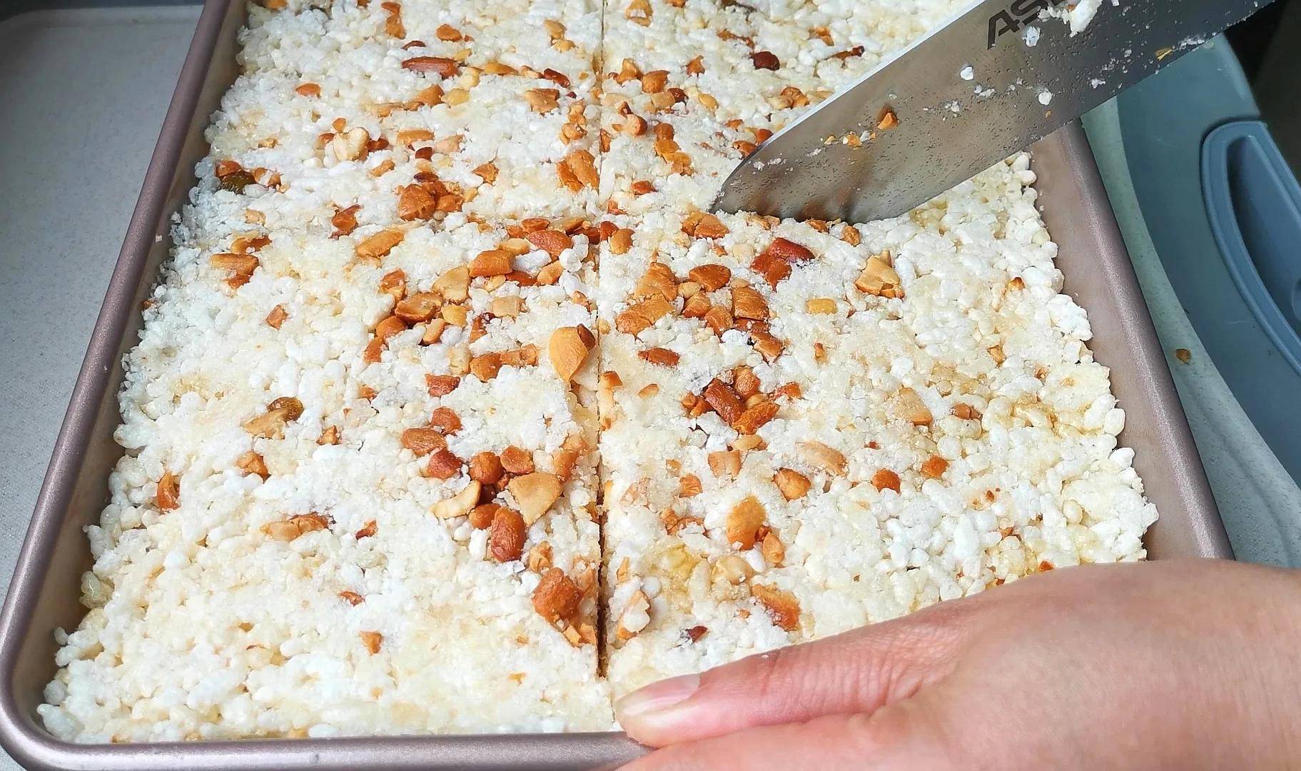 把大米倒进油锅里个个爆开花,简单4步,轻松做成米花糖