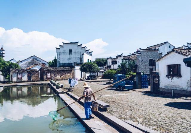 隐于浙江的一座古村落，距今800年历史，为我国最大的叶氏聚居村