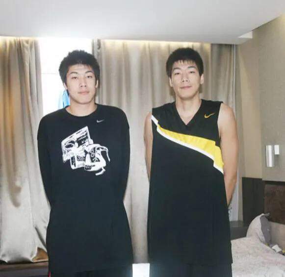 答球迷为何cba双胞胎球员任骏飞与任骏威如今的境况越发不同