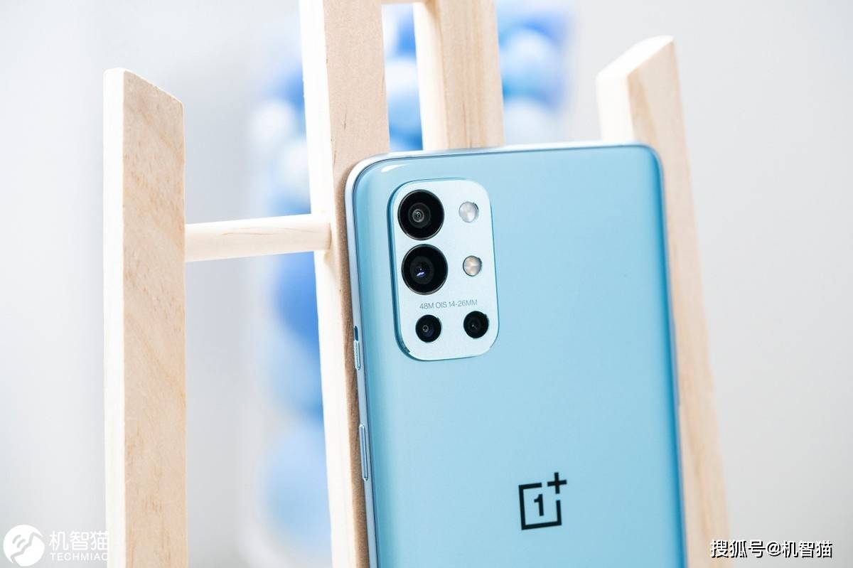 一加已经不再是那个一年只发两款手机的一加了,oneplus 9r只是一个