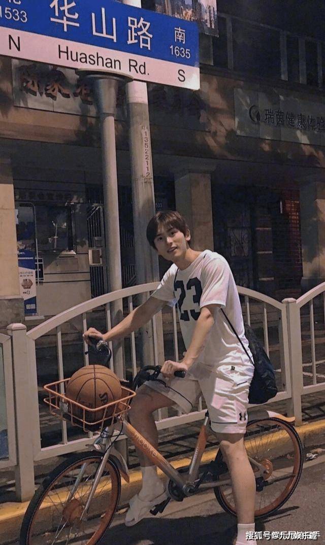 成毅的18岁,张哲瀚的19岁,顶流们果然从小帅到大!