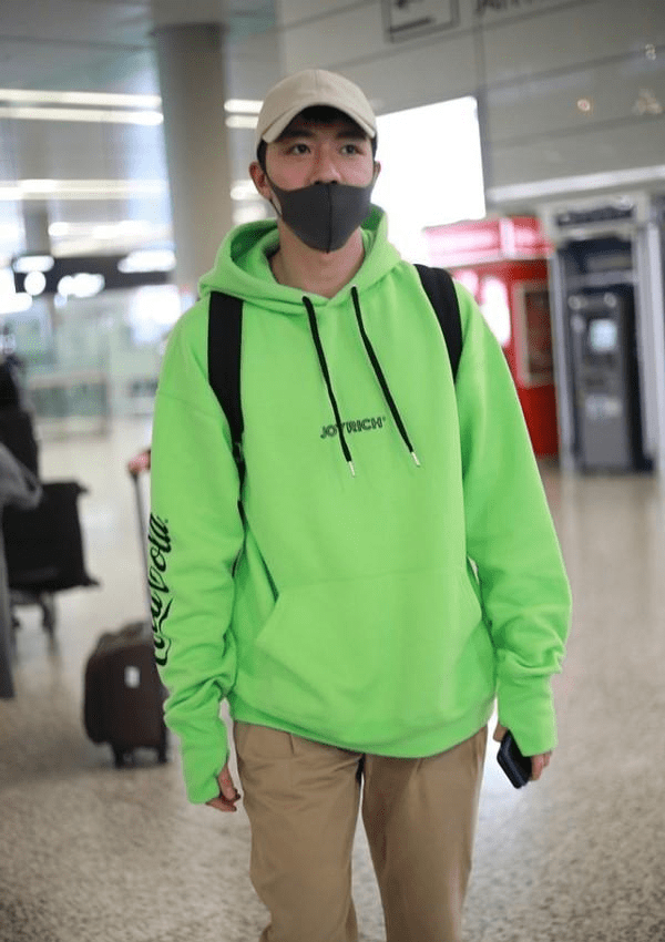 俞灏明越活越自信了穿绿色卫衣还挺吸引人的潮男范十足