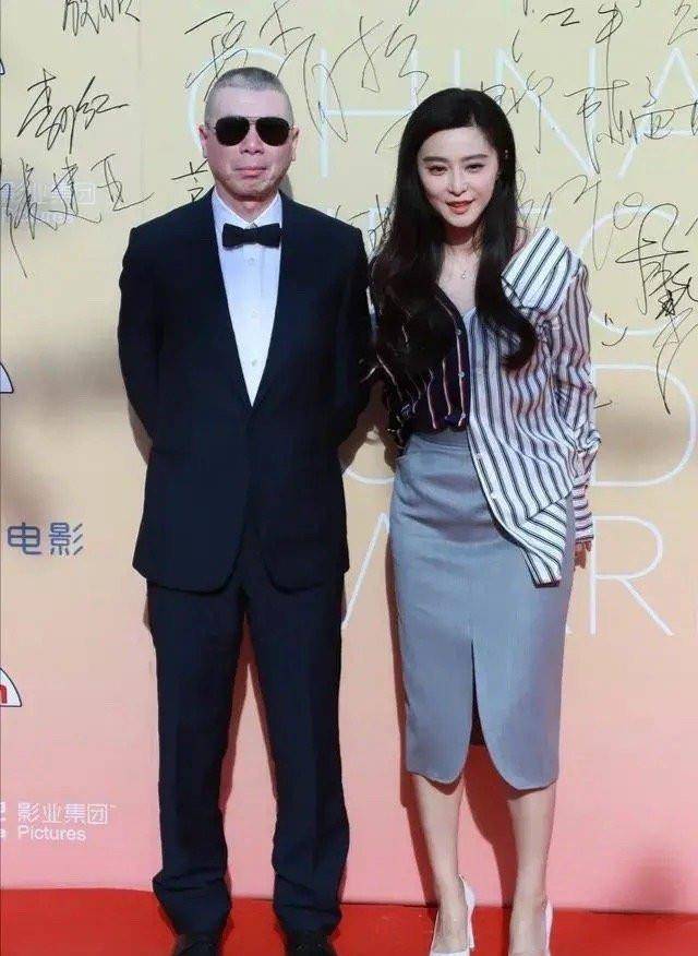 范冰冰走哪都抢镜,穿普通条纹衫也能闪耀红毯,衬得冯小刚像保镖