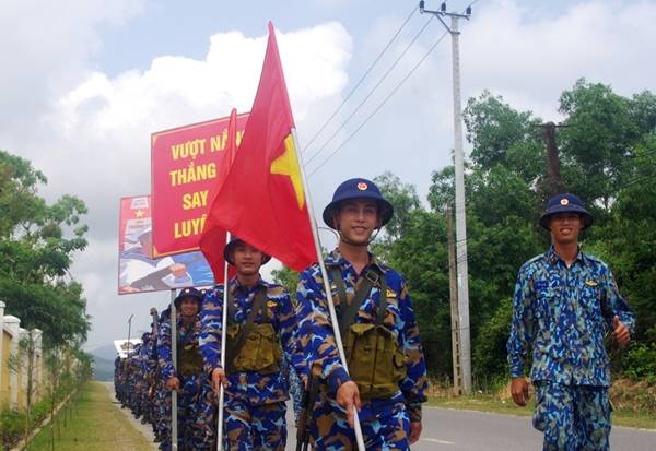 越南海军第3军区，身穿“蓝精灵”迷彩，训练之余读报种菜过生日_进行