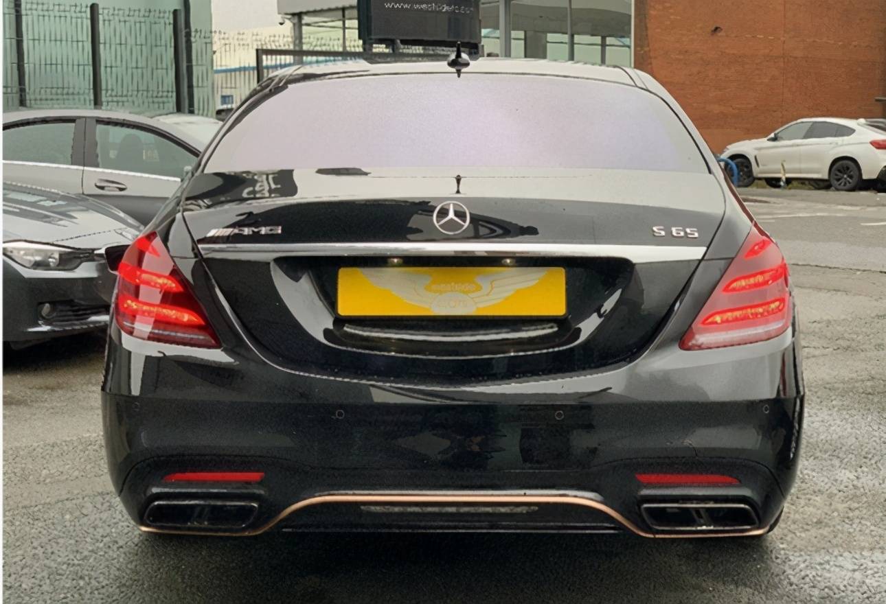 奔驰s级中的加速王土豪金轮毂12缸引擎比宝马7系还霸气