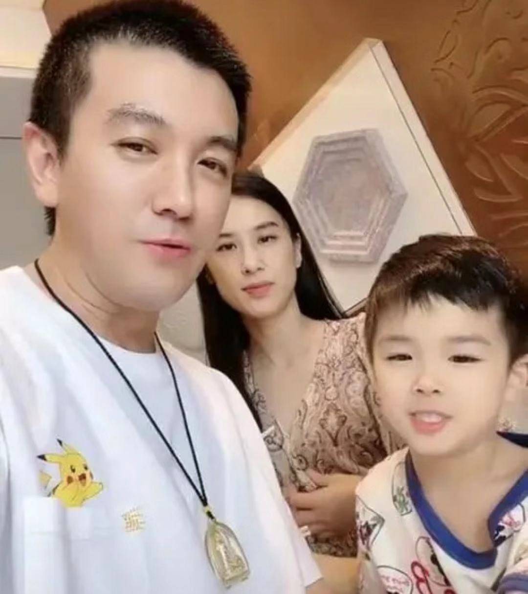 黄圣依小儿子4周岁,追着喂饭惹争议,富豪丈夫杨子像甩手掌柜