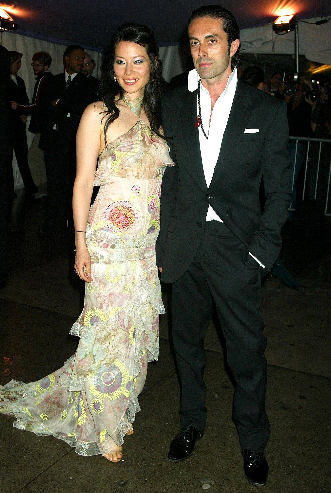 刘玉玲登时尚杂志,秀六块腹肌傲人身材,52岁为亚裔持续发声