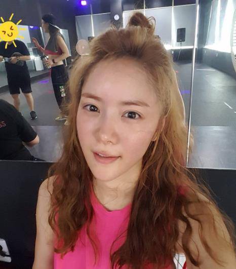 韩星刘荷娜行为引争议!穿婆婆睡裤躺公公腿上,还主动晒照求点赞