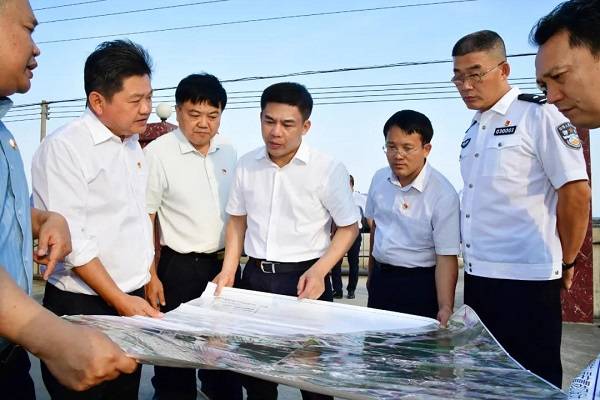 文昌市委书记钟鸣明率队调研生态环境保护和村(社区"两委"换届等重点