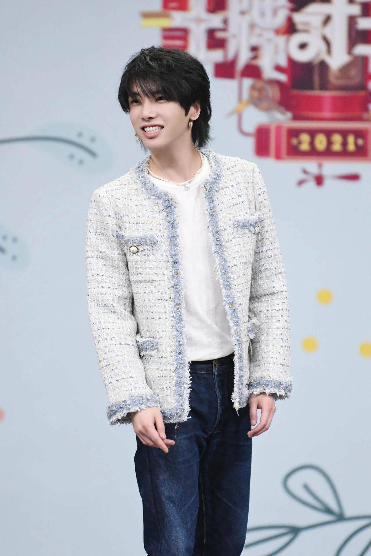 华晨宇壁纸这神仙颜值太绝了帅气中透露着一丝俏皮