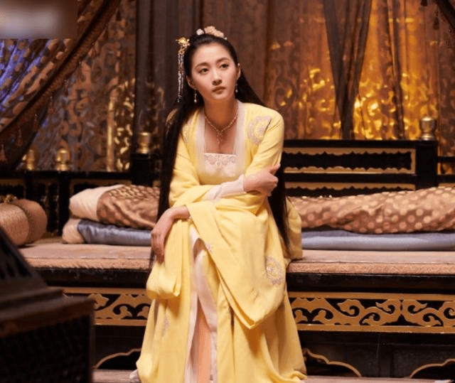 关晓彤红衣挥鞭打戏动作干净利落好飒像是拿错了男主剧本