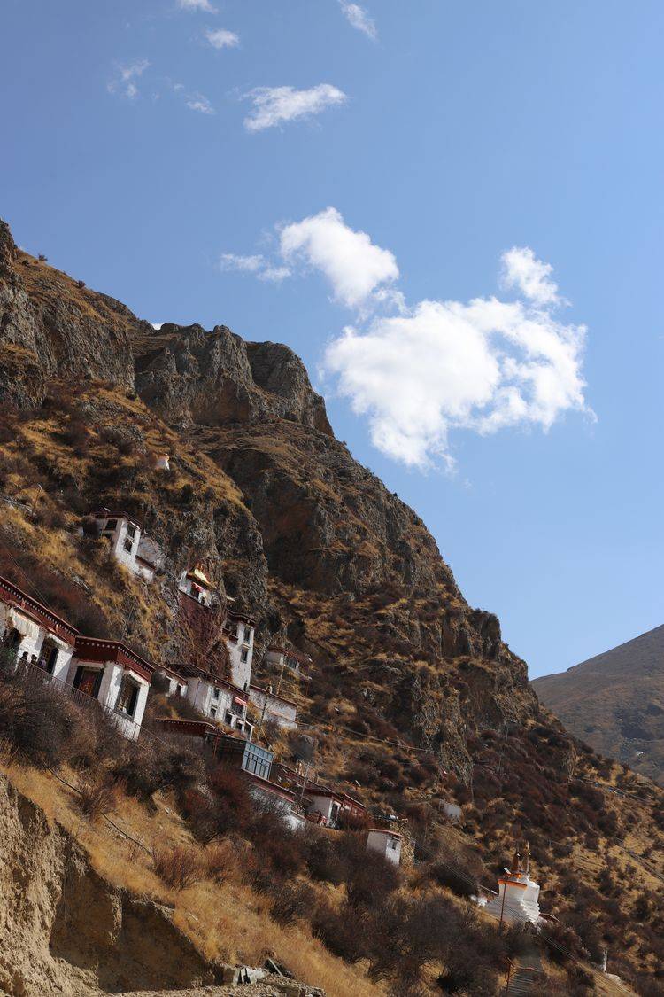 11世纪,古印度僧人阿底峡在扎叶巴寺"弥勒殿"收徒传教5年,扎叶巴成为