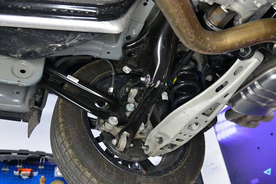 "铝合金"悬架,其实是钢板加银色涂层