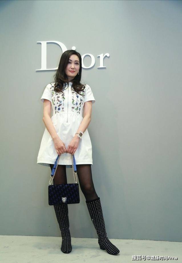 突出她身材的完美比例,黑丝袜则让它整体的成熟女人的韵味凸显出来