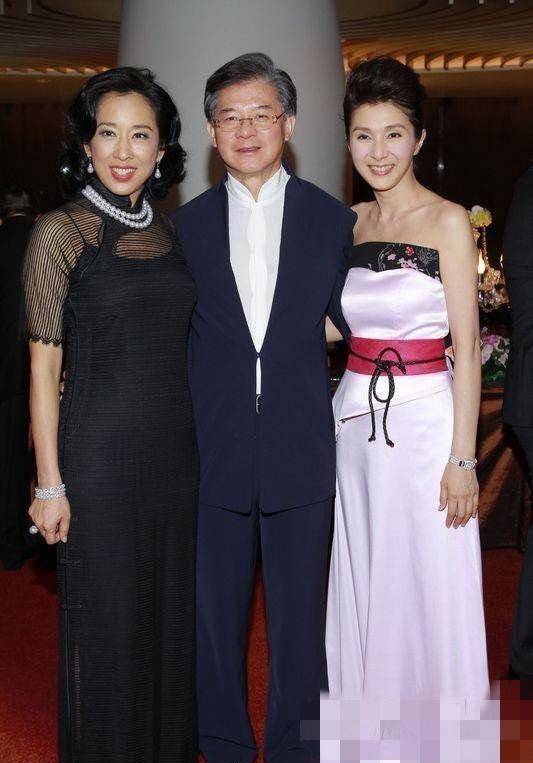 原创朱玲玲不愧是阔太同框郭晶晶妈妈气场全开郭妈打扮朴素走身后