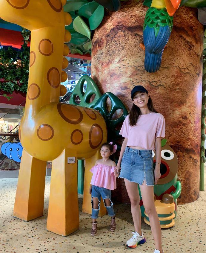 郑希怡携女儿拍写真5岁女儿拥有妈妈同款长腿头上白发太抢镜