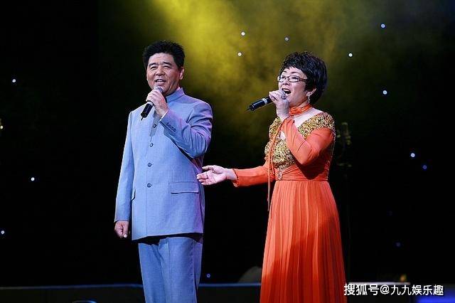 歌唱家王洁实罕露面69岁被美女亲密挽手妻子曾是一名修理工