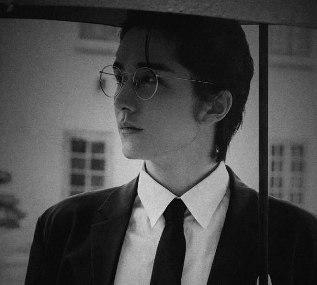 《默读》中的费渡是一名身材修长的青年男子,日常穿着一身严肃正装的