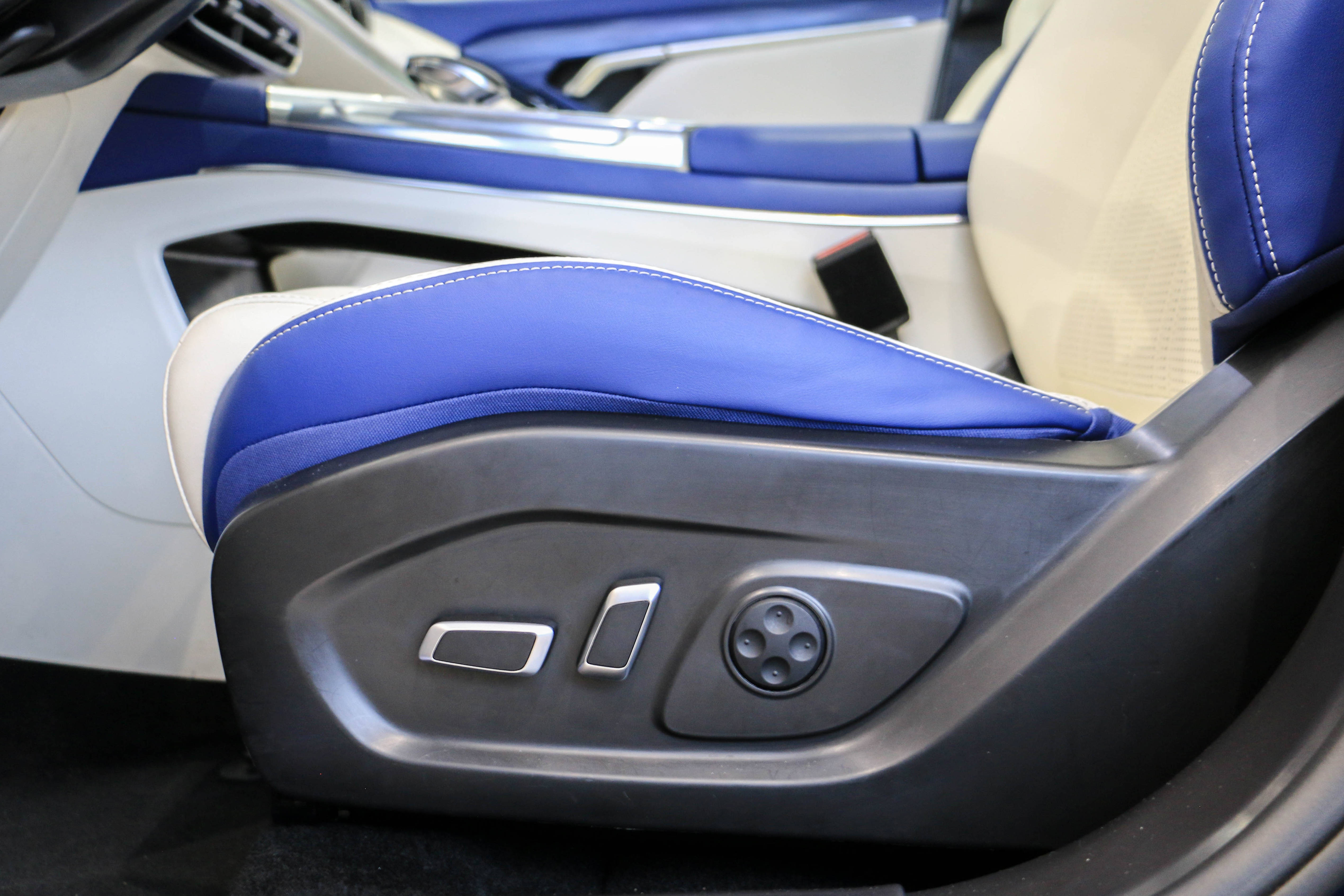 岚图free提供座前排椅电动调节,座椅加热/通风/按摩功能,驾驶位支持
