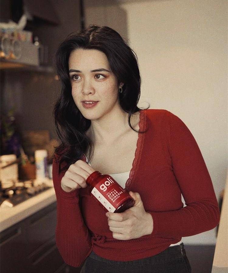 钟丽缇大女儿成复古美人腰粗肩厚继承妈妈熟女身材19岁像39岁