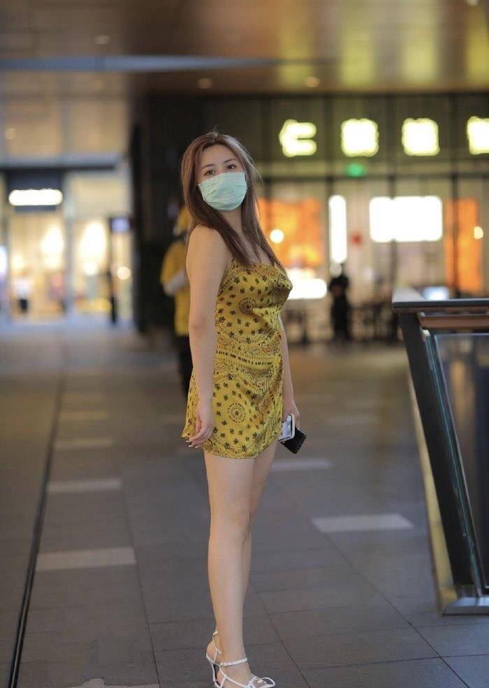 暗黄吊带怎么搭_吊带美女