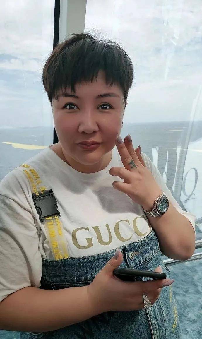 德云社董事长王惠生日,云字科徒弟到家祝贺,网友:都是自家儿徒