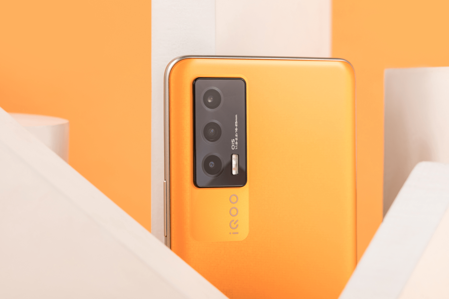 iqooneo5像素橙美图欣赏独特后盖设计带来无限活力